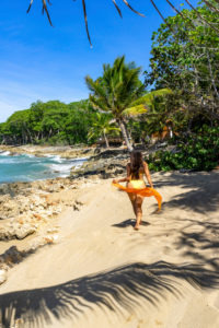 Amerika, Karibik, Große Antillen, Dominikanische Republik, Cabarete, Frau am Strand des Natura Cabana Boutique Hotel & Spa Amerika, Karibik, Große Antillen, Dominikanische Republik, Cabarete, Frau am Strand des Natura Cabana Boutique Hotel & Spa